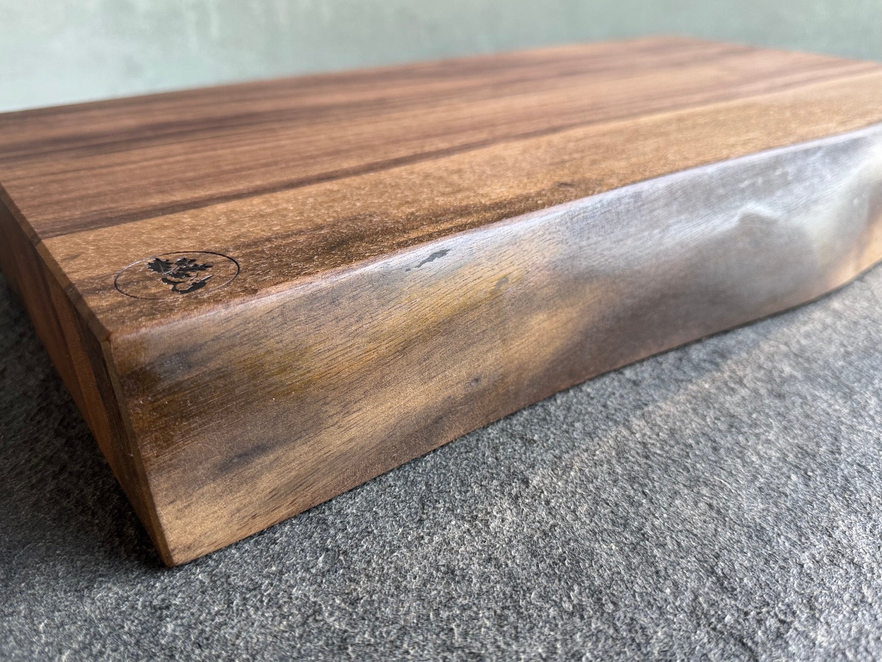 Fein geschliffene Baumkante bei einem Schneideblock aus Nussbaum.