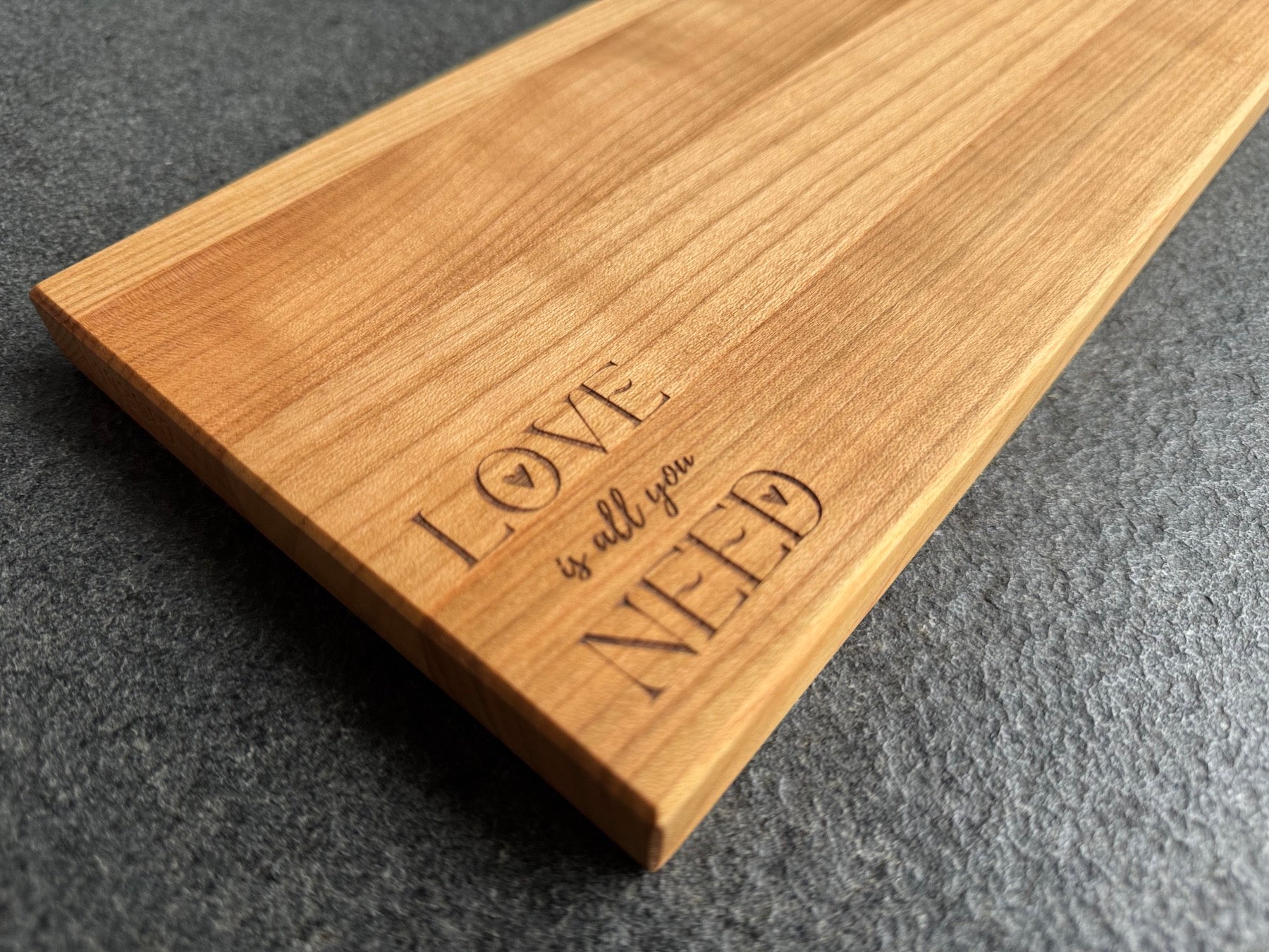 Kirschbrett zum Valentinstag mit Laserung "Love".