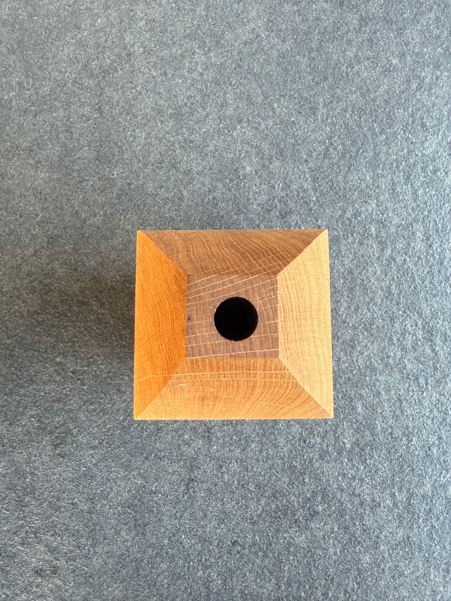 Draufsicht einer Massivholz Eichenvase von Spessartbrett