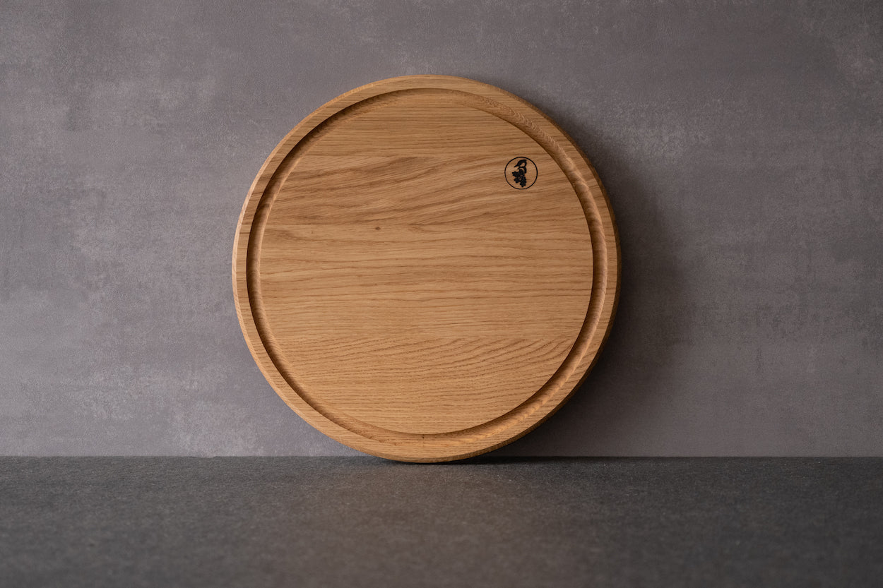 Rundes Holzbrett aus Eiche mit Saftrille.