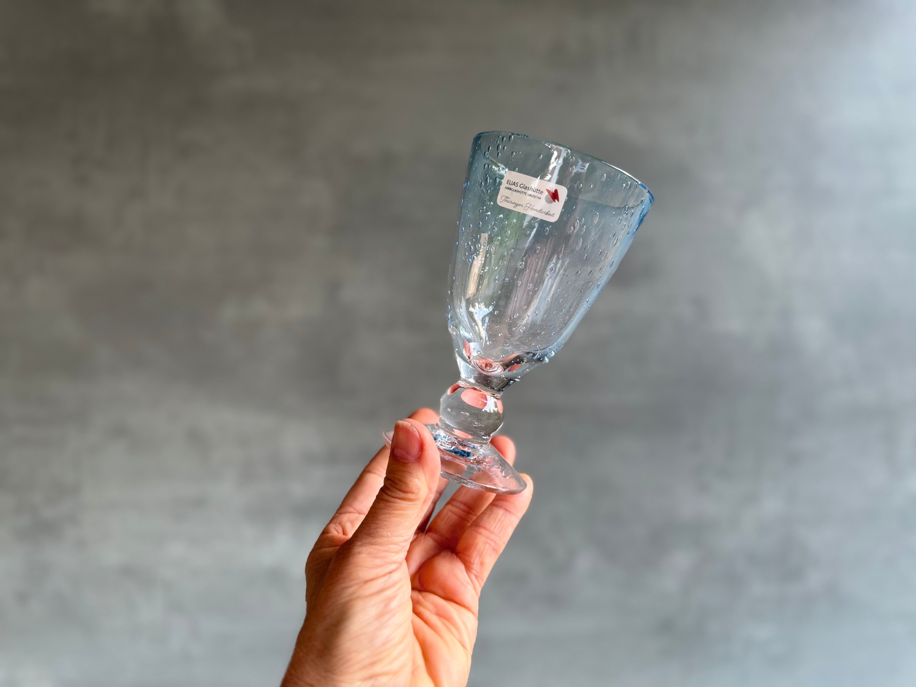 Mundgeblasenes Weinglas mit azurblauem Körper und einem Stil aus Antikglas.