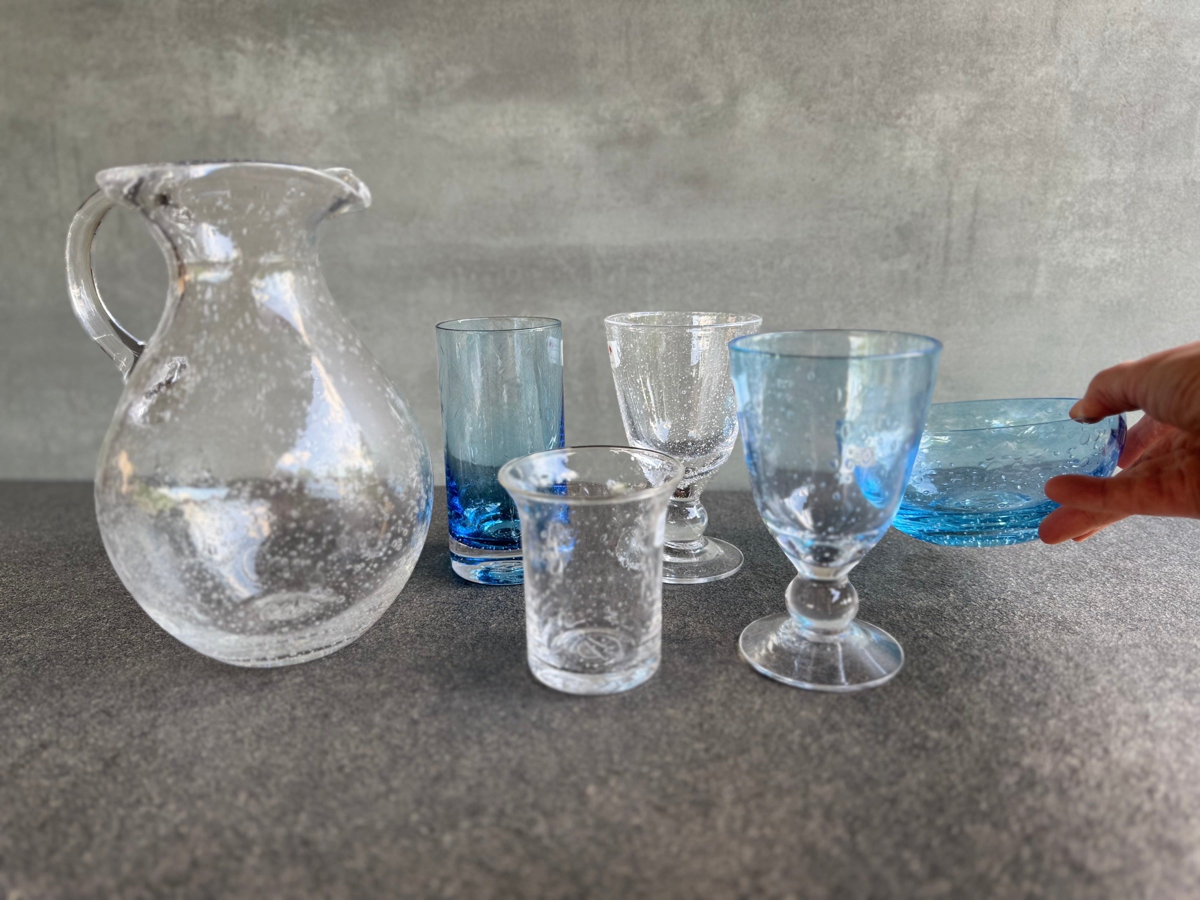 Wasserkrug und handgefertigte Weingläser, Wassergläser aus Antikglas.