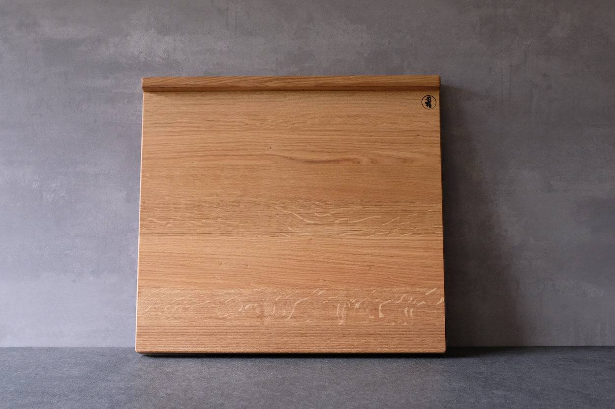 Backbrett aus Eiche mit zwei Anschlägen und den Maßen 60x55 cm