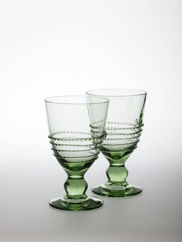 Mittelalterliches Waldglas mit einer Fadenauflage als Schmuckelement.