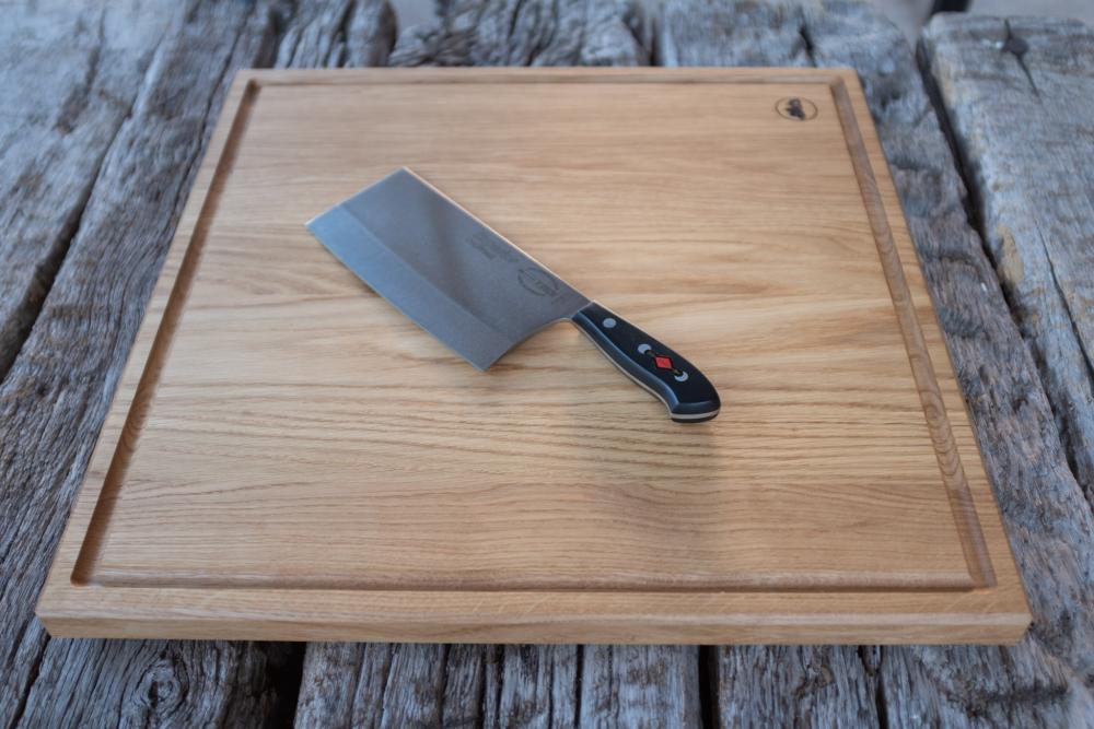 Schneideblock mit großem Messer