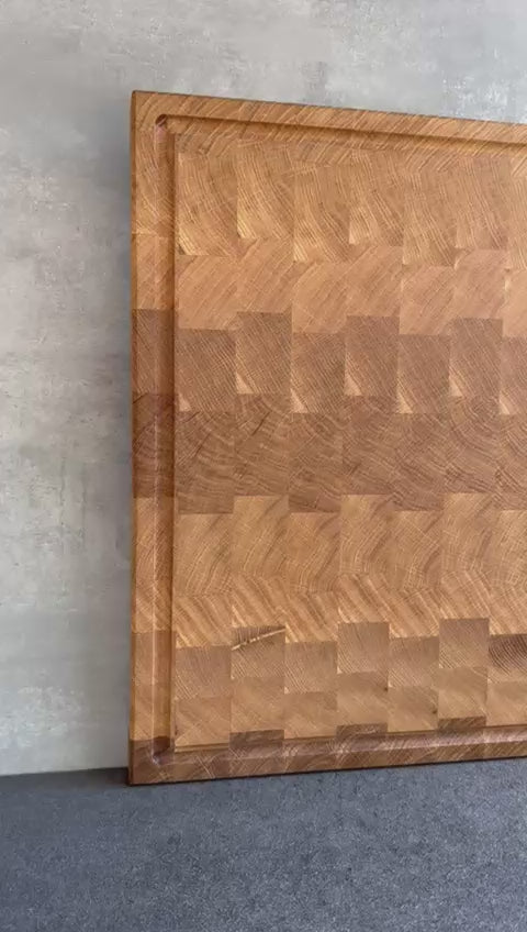 Kurzfilm über einen 80 cm breiten Eiche Hirnholz Schneideblock mit einer Saftrille auf einer Seite.