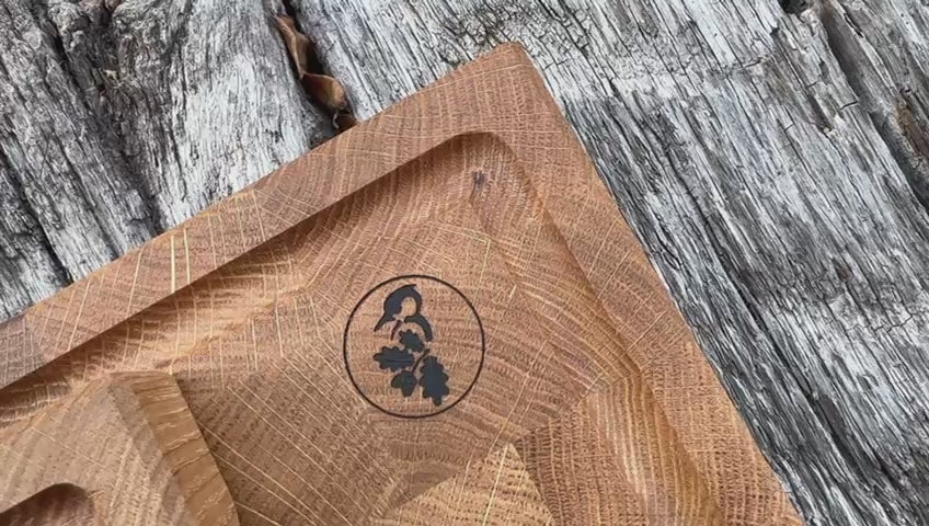 Video Vergleich zweier Schneidebretter mit Saftrille aus Eiche Hirnholz.