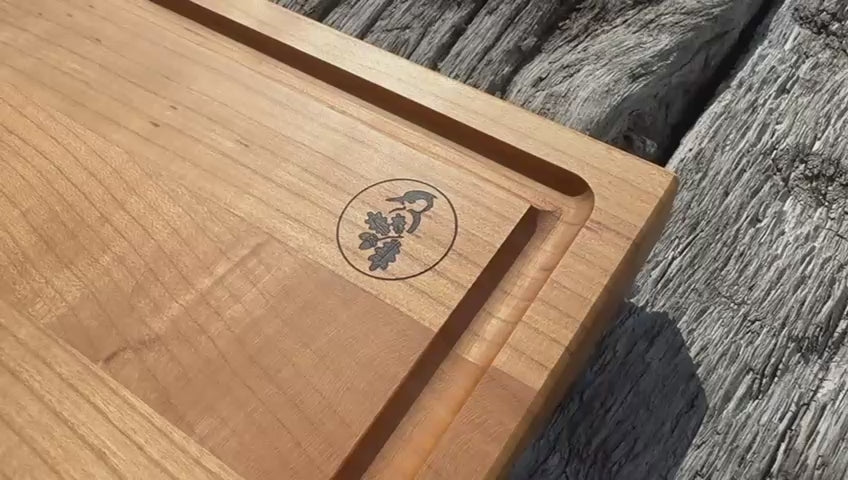 Film über die Details eines Schneidebrettes aus Kirschbaum