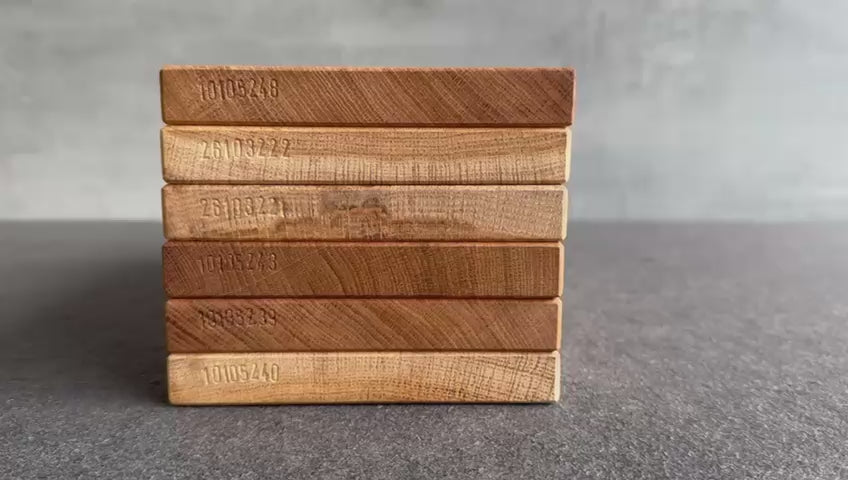 Servierbretter aus massiver Eiche, klarer Blick auf Holzstruktur.