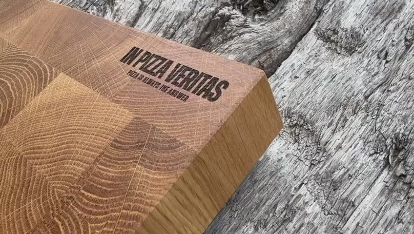 In Pizza Veritas Schneideblock aus Eiche Hirnholz mit einem japanischen Kochmesser.