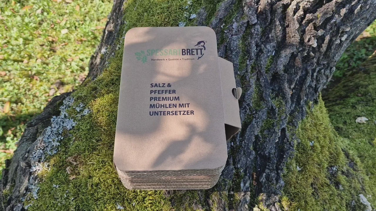 Eiche Salzmühle und Räuchereiche Pfeffermühle mit Untersetzer in einer wundervollen Verpackung, die wie ein Buch gemacht ist. Fotografiert auf einer alten Eiche.
