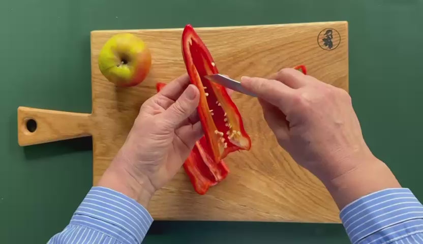 Kurzfilm über Mini Yatagan Gemüsemesser. Schneidet eine rote Paprika.