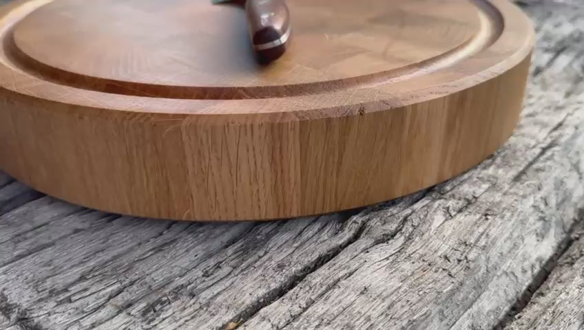 Film über runden Schneideblock aus Eiche Hirnholz, 5 cm dick. Mit runder Saftrille und einem Windmühlenmesser K4.