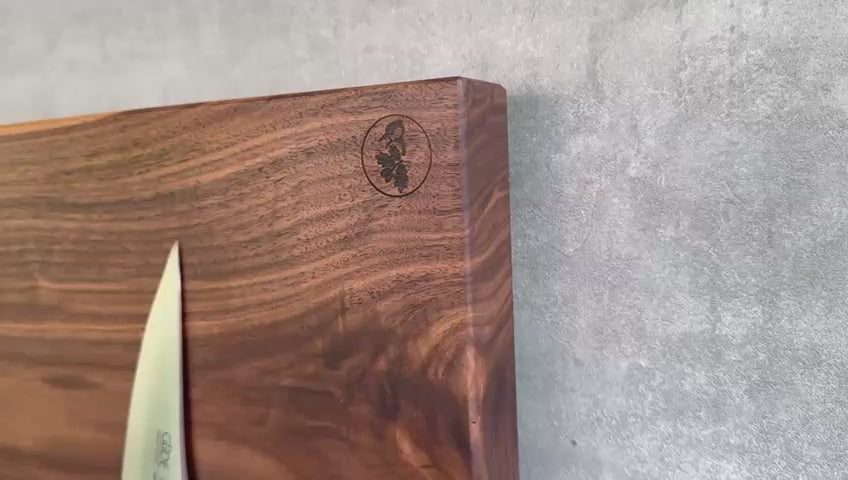 Einzelstück aus Nussbaum mit natürlichem Farbspiel.
