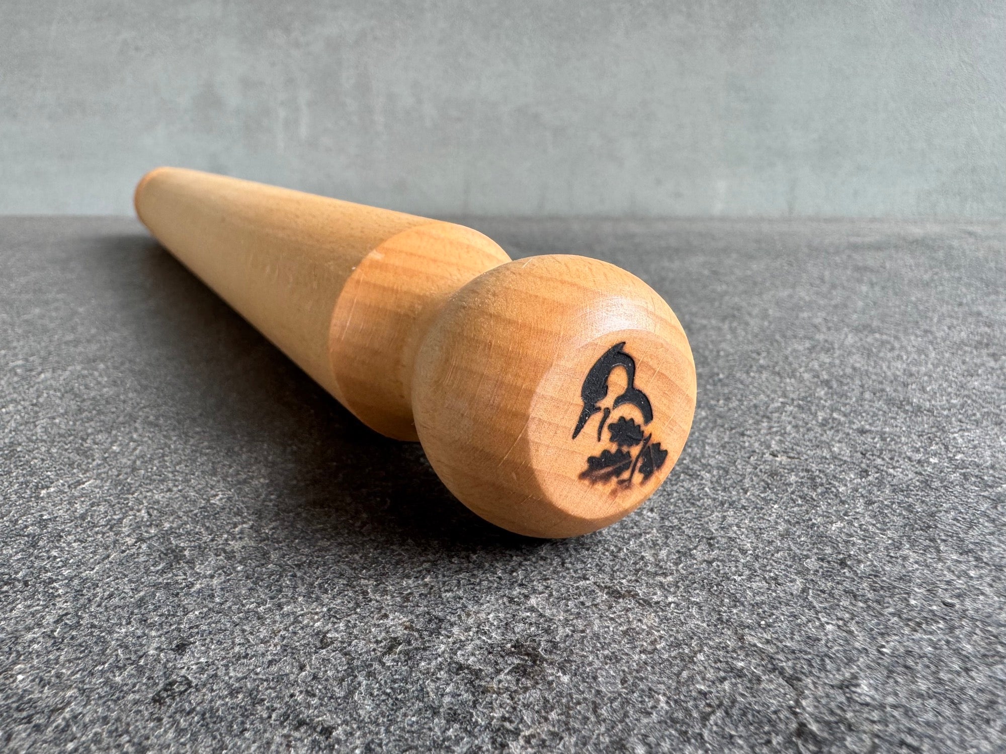Buche Teigrolle mit Griffen und Spessartbrett-Logo.