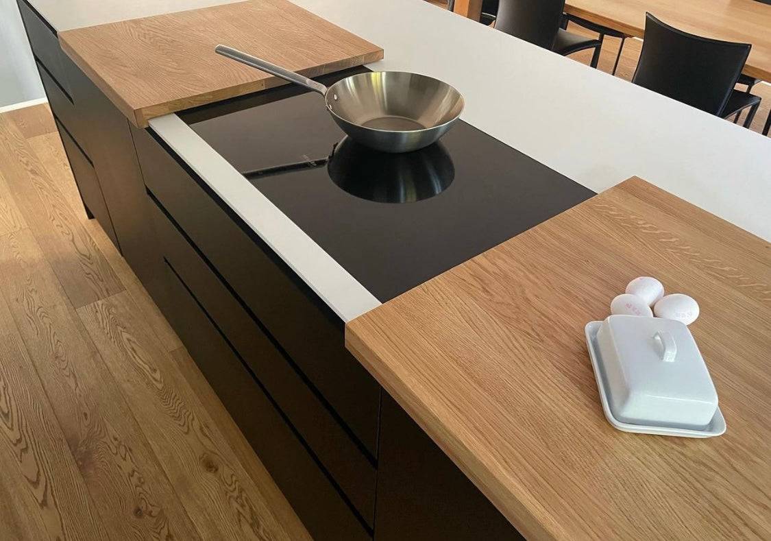 Zweiteilige Kochfeldabdeckung aus Eichenholz