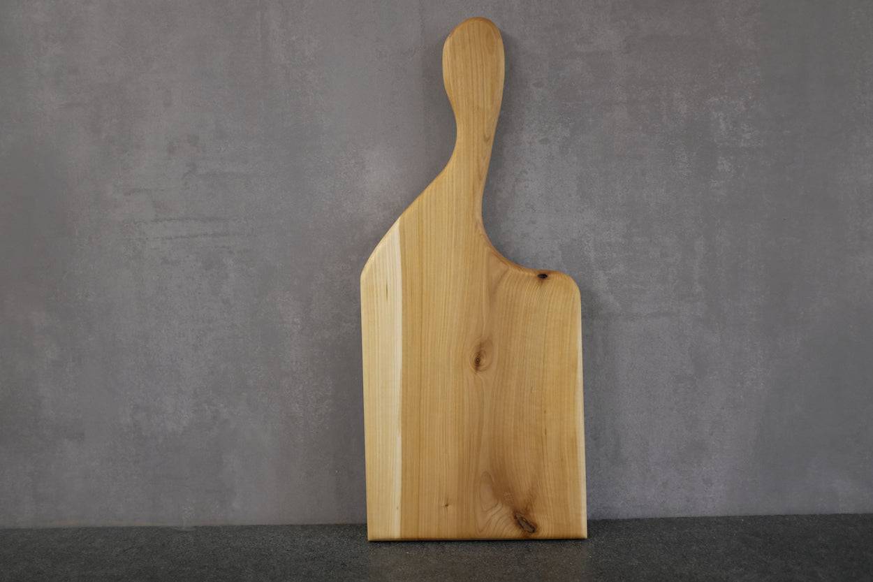 Handgemachtes Vollholz Servierbrett aus einem Stück Vogelbeere, mit Griff. Hergestellt im Spessart. Holz aus der Heimat.