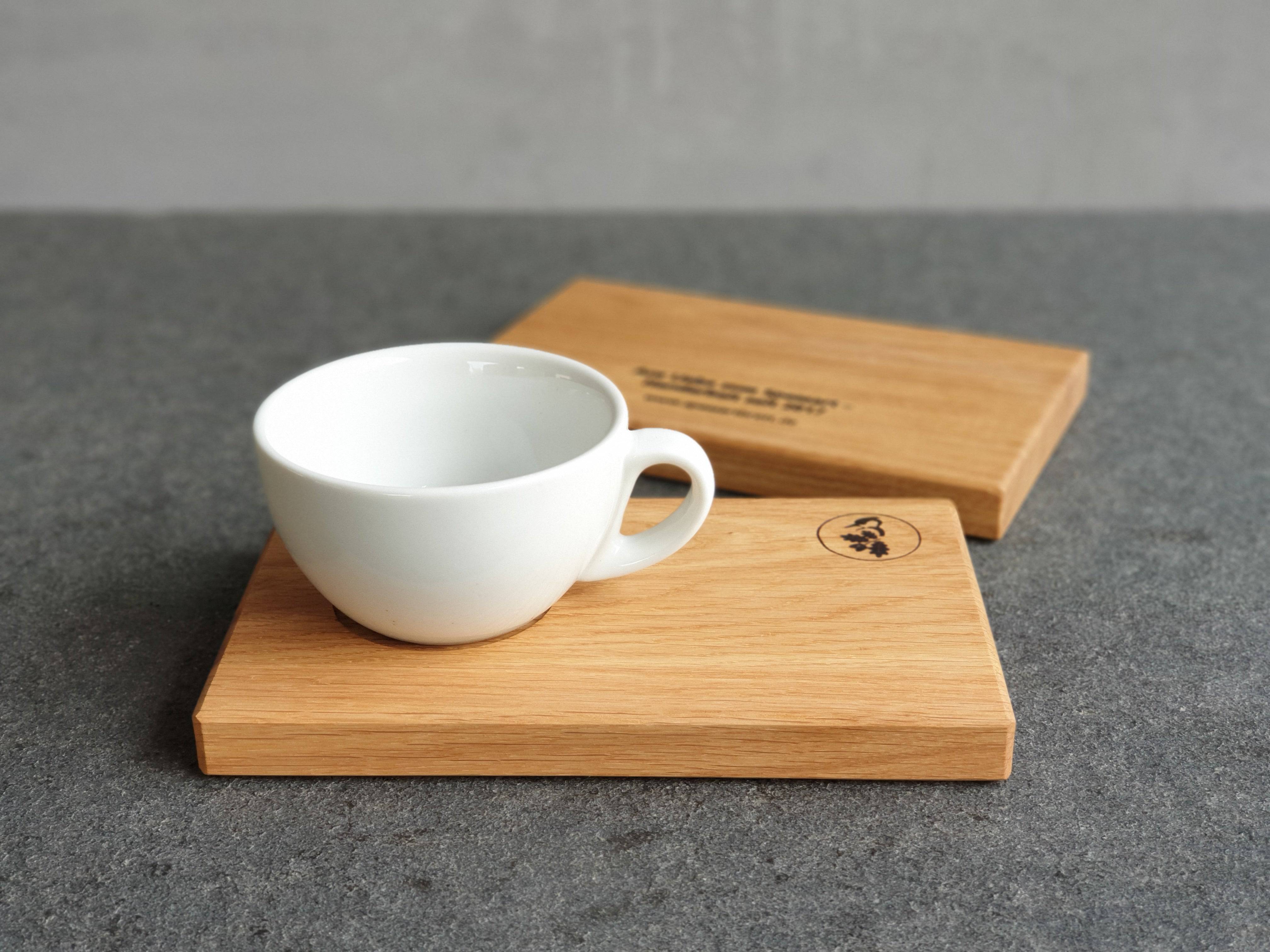 Cappuccino Tablett aus Eiche massiv mit einer weißen Cappuccino Tasse.