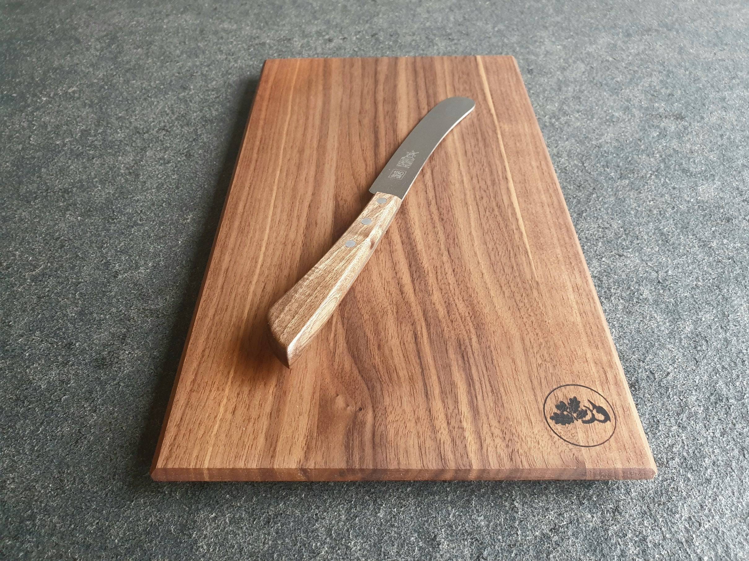 Schräger Brotzeitbrett aus Nussbaum mit einem Tafelmesser mit Nussbraue-Griff von Windmühlen.