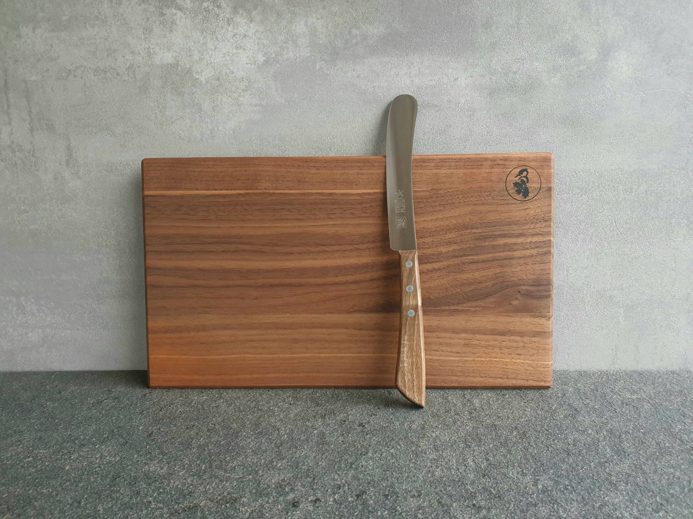 Feines Nussbaum Brotzeitbrett mit schrägen Kanten und einem Windmühlenmesser Buckels 150 Jahre.
