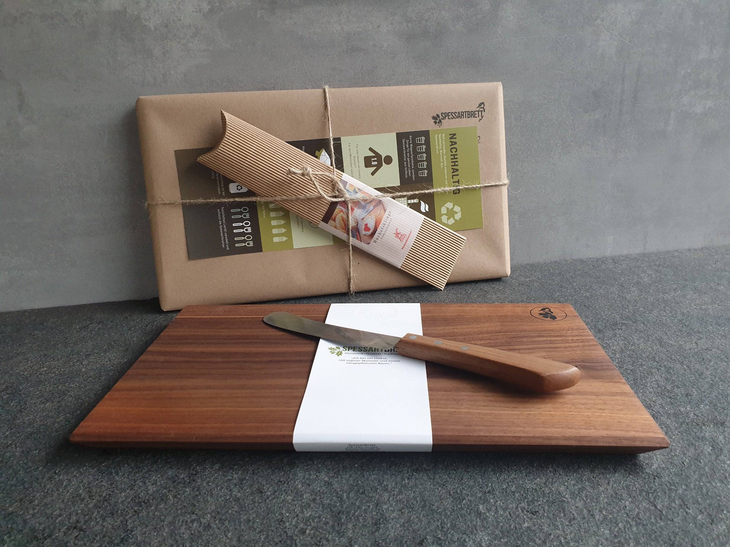 Nachhaltige Geschenkverpackung. Abschiedsgeschenk Brett und Brotzeitmesser aus Nussbaum.