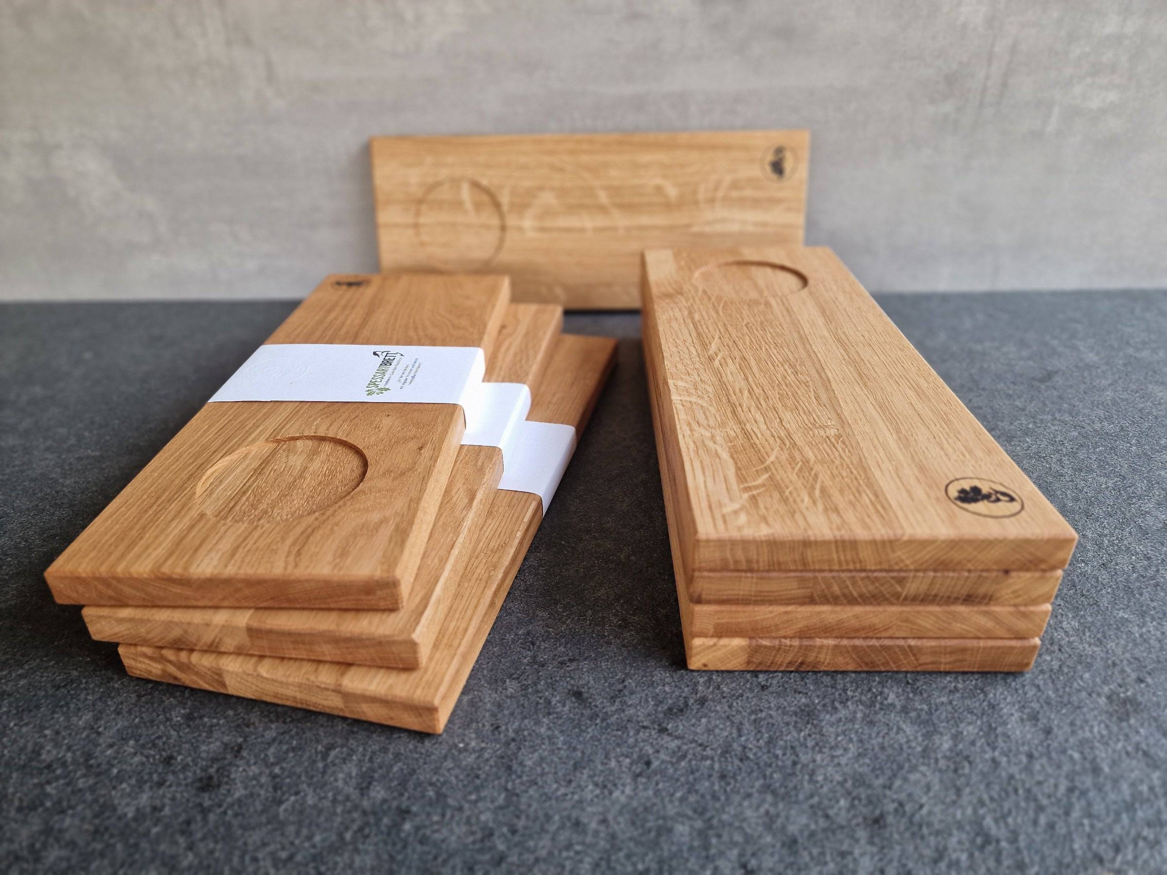 8 Stück Eiche Holz Tabletts für eine große Tasse auf einer Steinplatte.