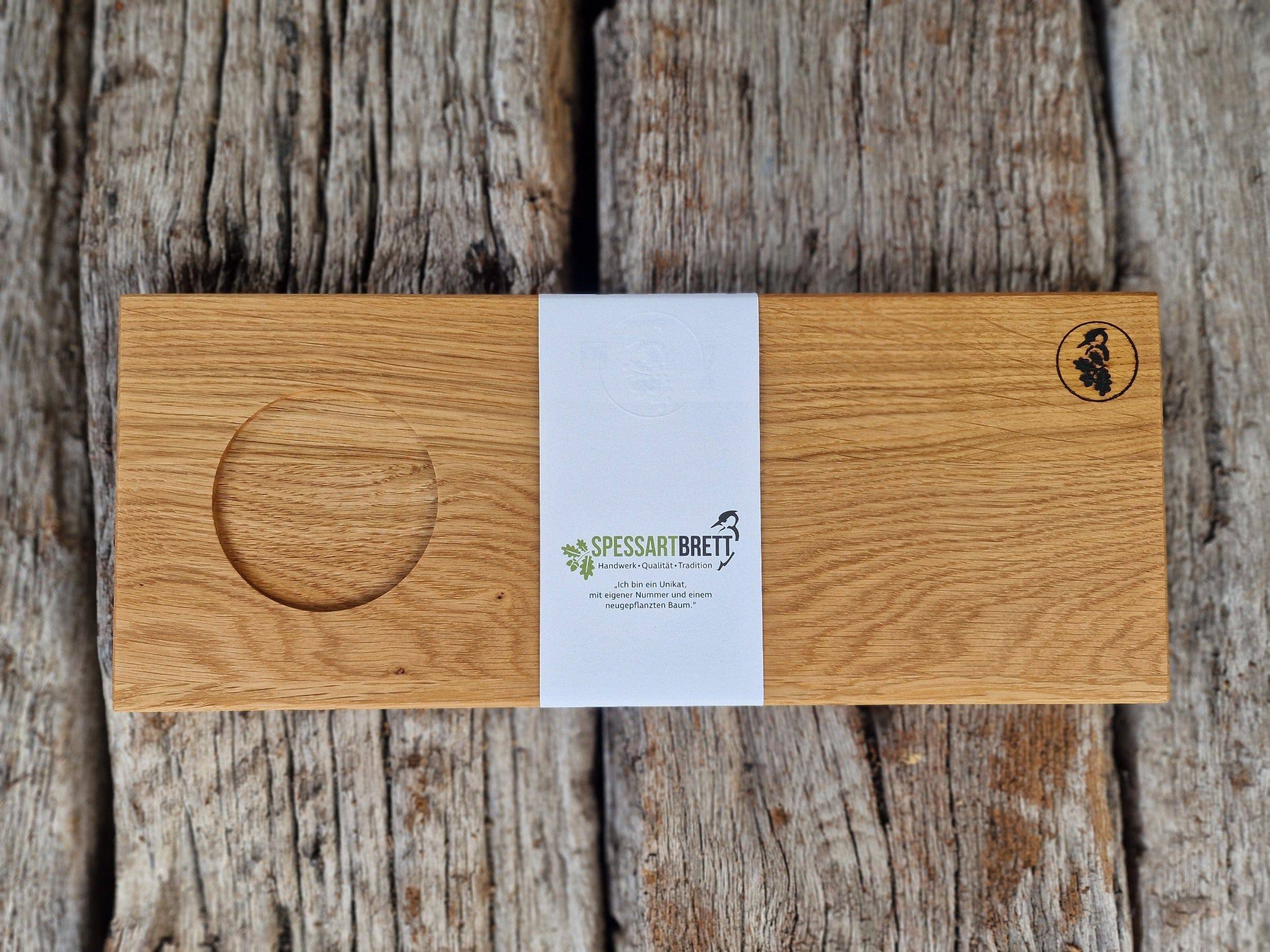 Tassen Holz Tablett aus massiver Eiche mit einer Banderole versehen, auf einem alten Eichenbalken.