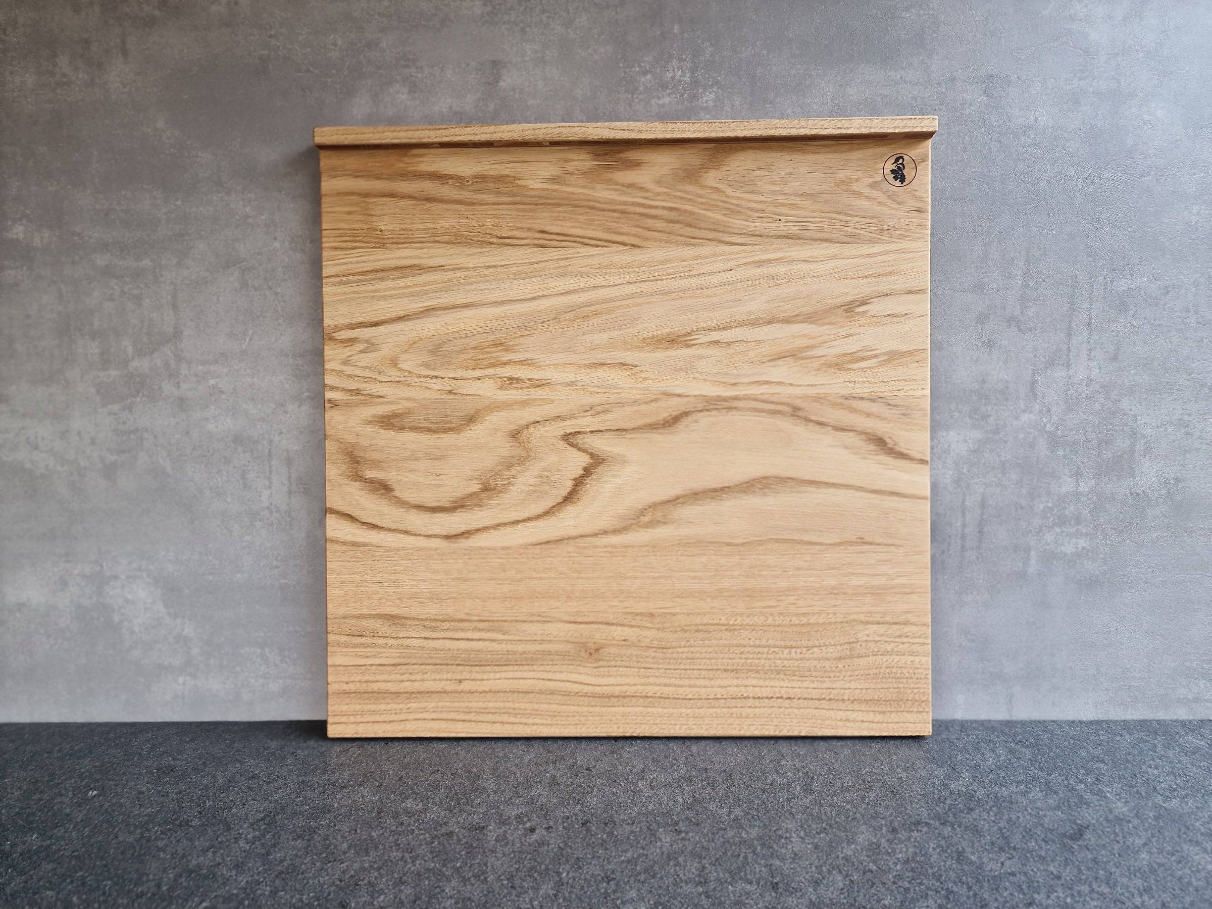 Rückseite quadratisches leichtes Backbrett aus 3-Schicht-Eiche mit 2 Anschlägen an einer Betonwand