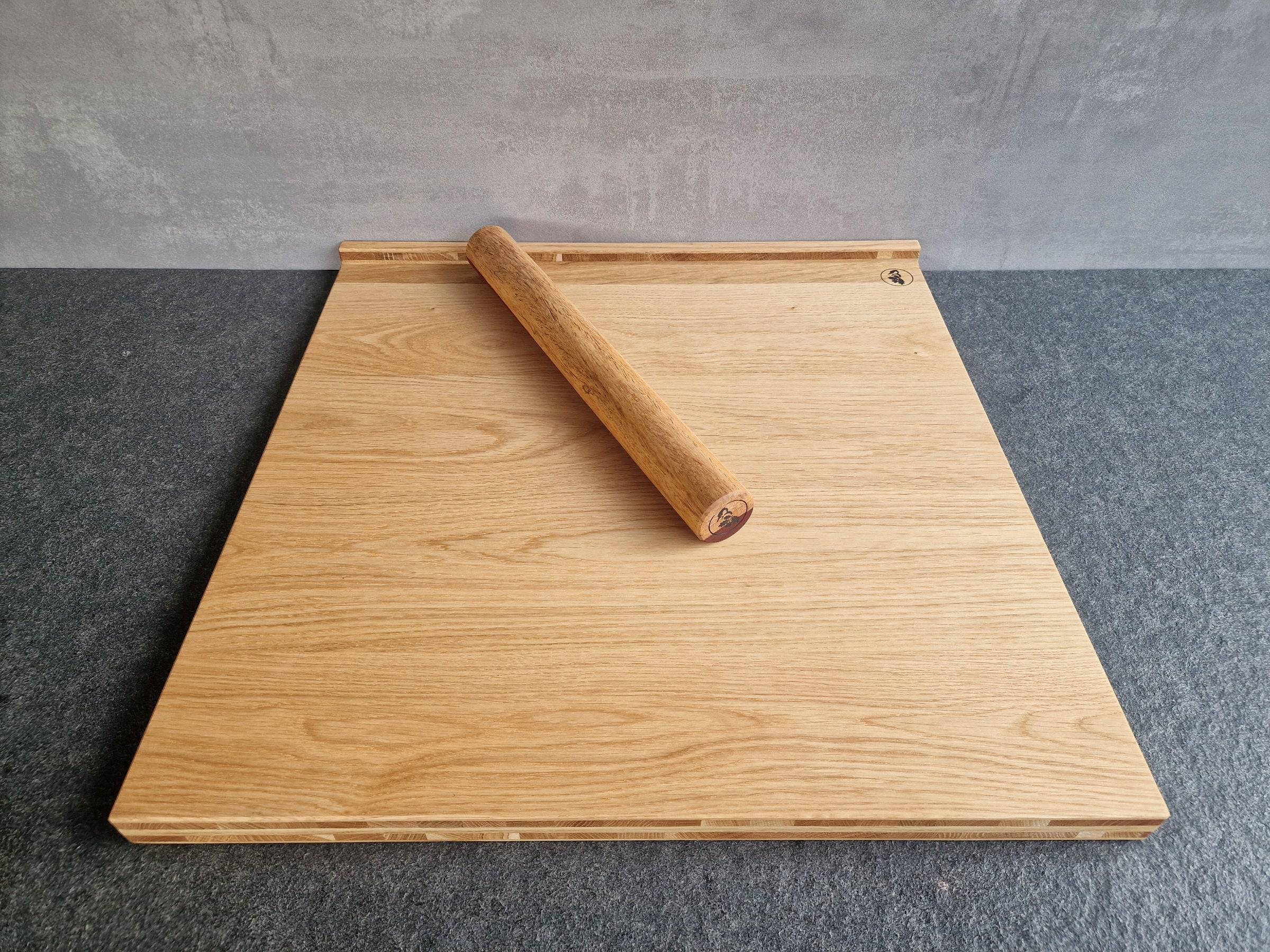 Frontalansicht eines schlanken Backbrettes mit 2 Anschlägen aus 3-Schicht-Eiche und einer Teigrolle aus Amaranth.