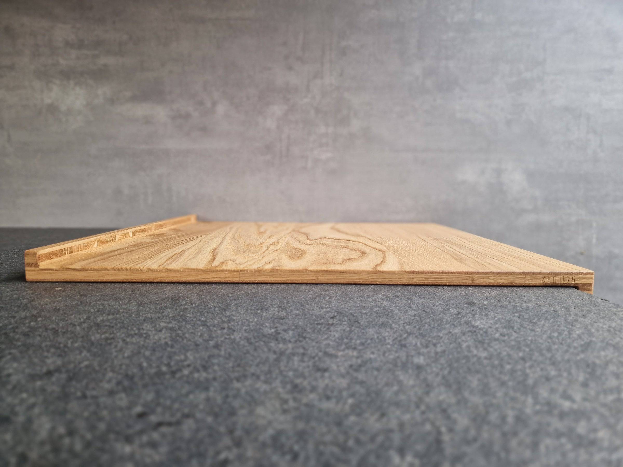 Seitenansicht eines leichtes Backbrettes aus Eiche mit 2 Anschlägen.