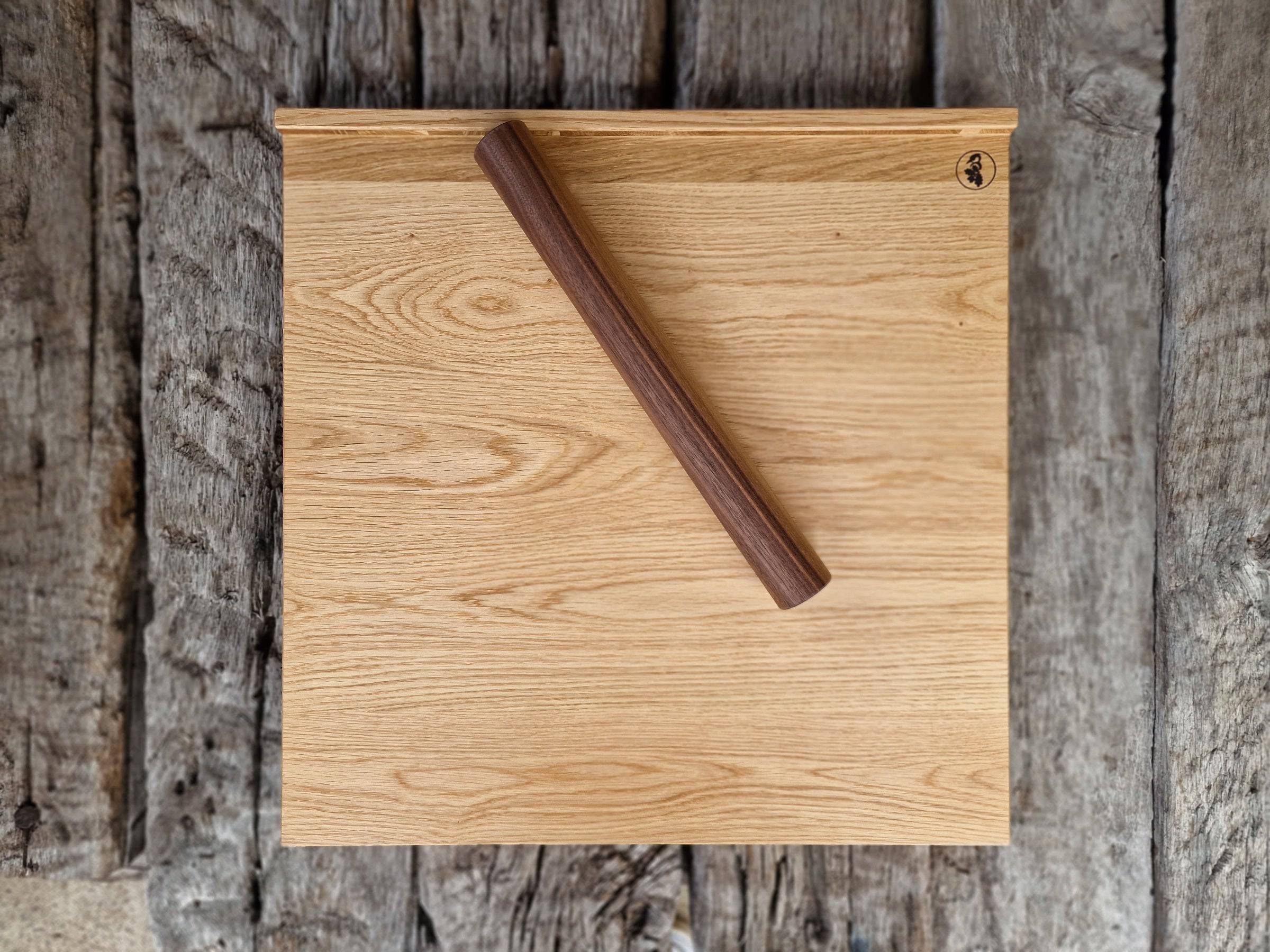 Eiche Backbrett mit 2 Anschlägen auf alten Eichenbalken.