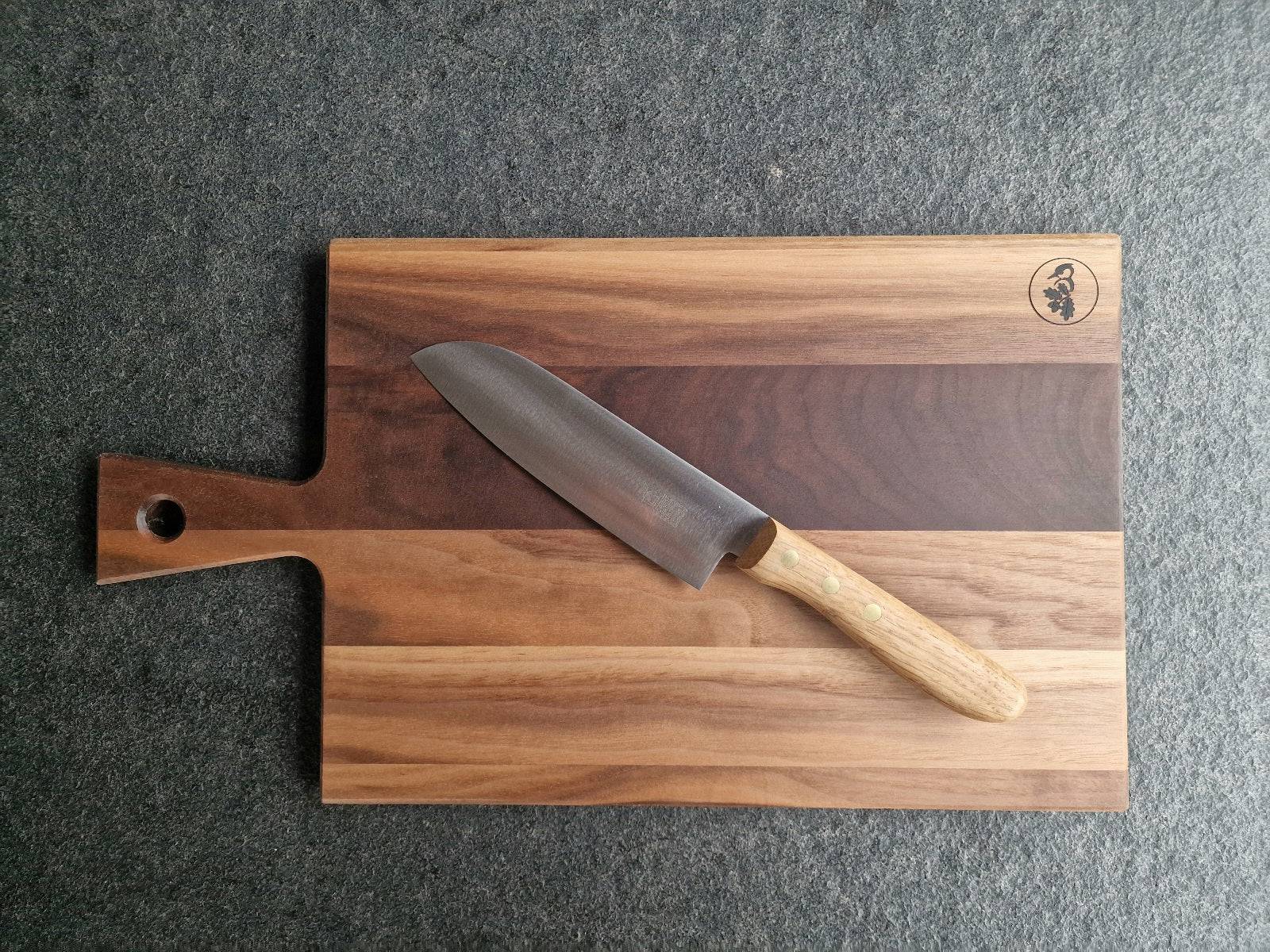 Stielbrett aus Nussbaum mit Windmühlenmesser Santoku mit Eiche-Griff.