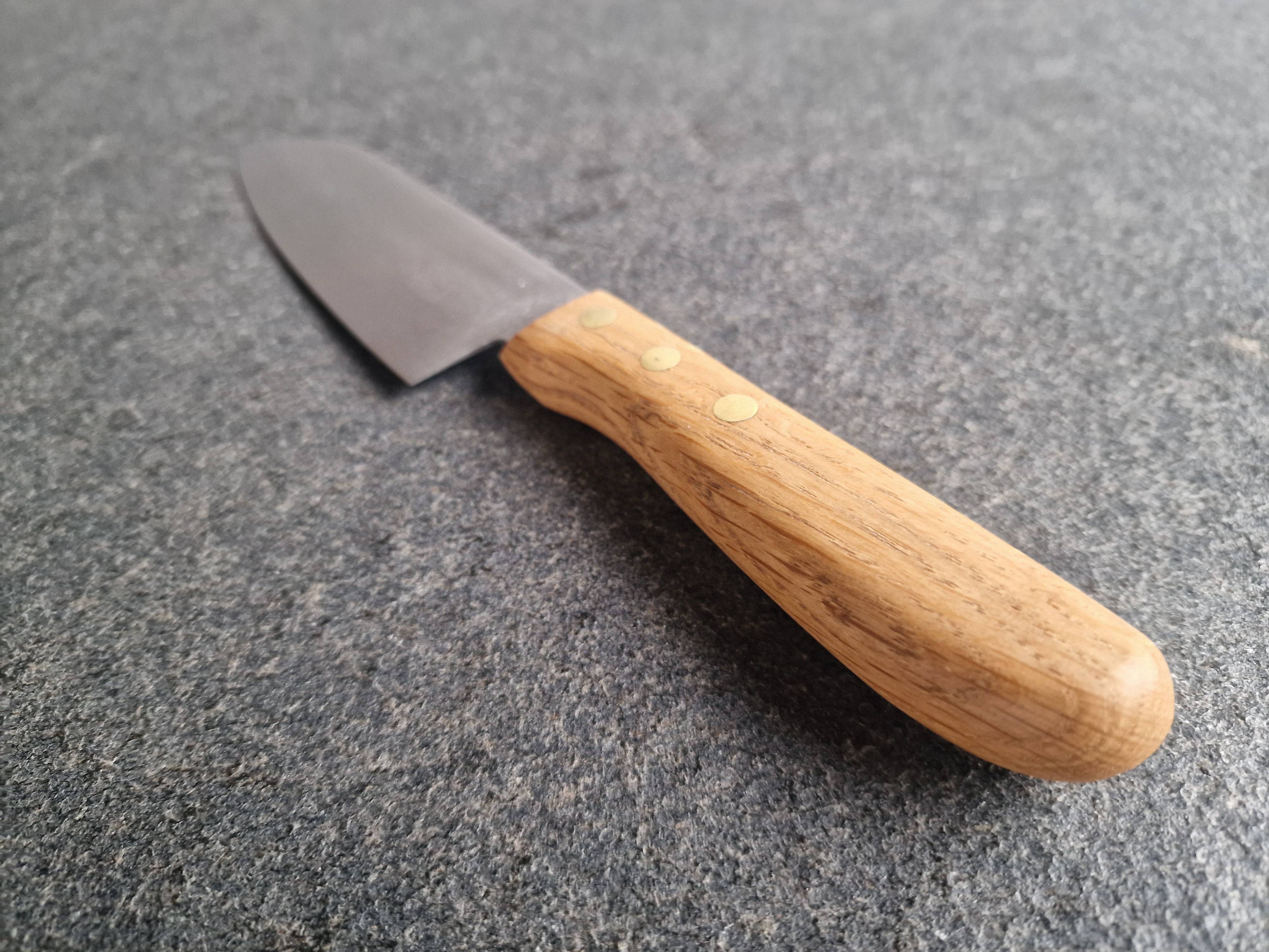 Eiche-Griff im Detail von einem Windmühlenmesser Santoku.