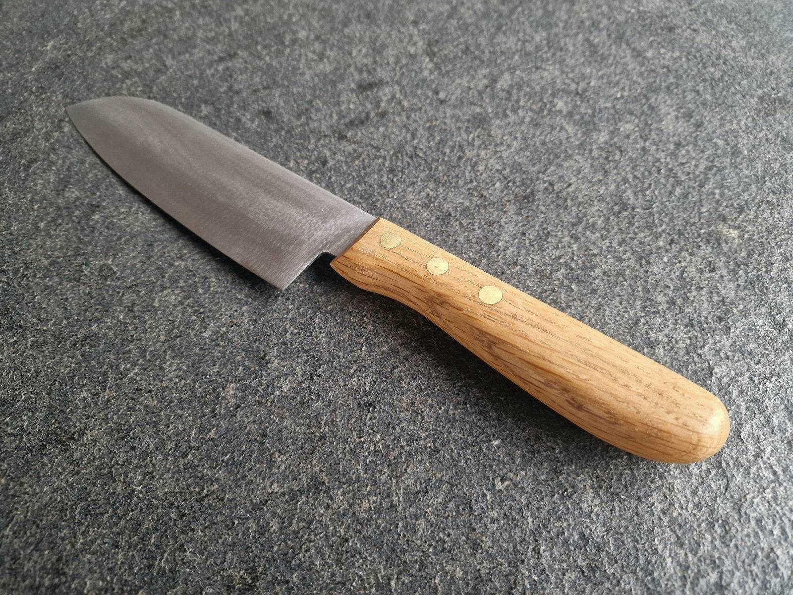 Kochmesser Santoku von Windmühlenmesser, mit Eiche-Griff.