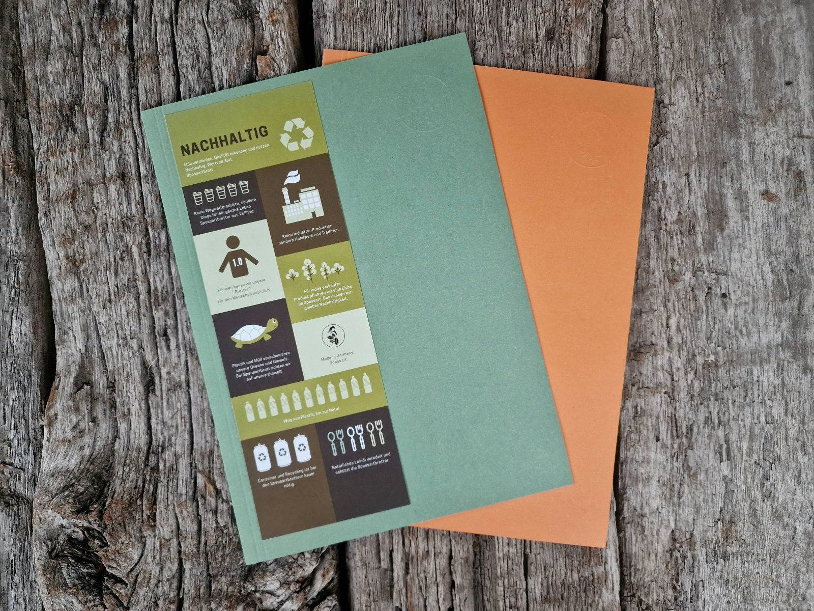 Mappe für die Urkunde einer Baumpatenschaft. Fotografiert auf alten Eichenbalken.