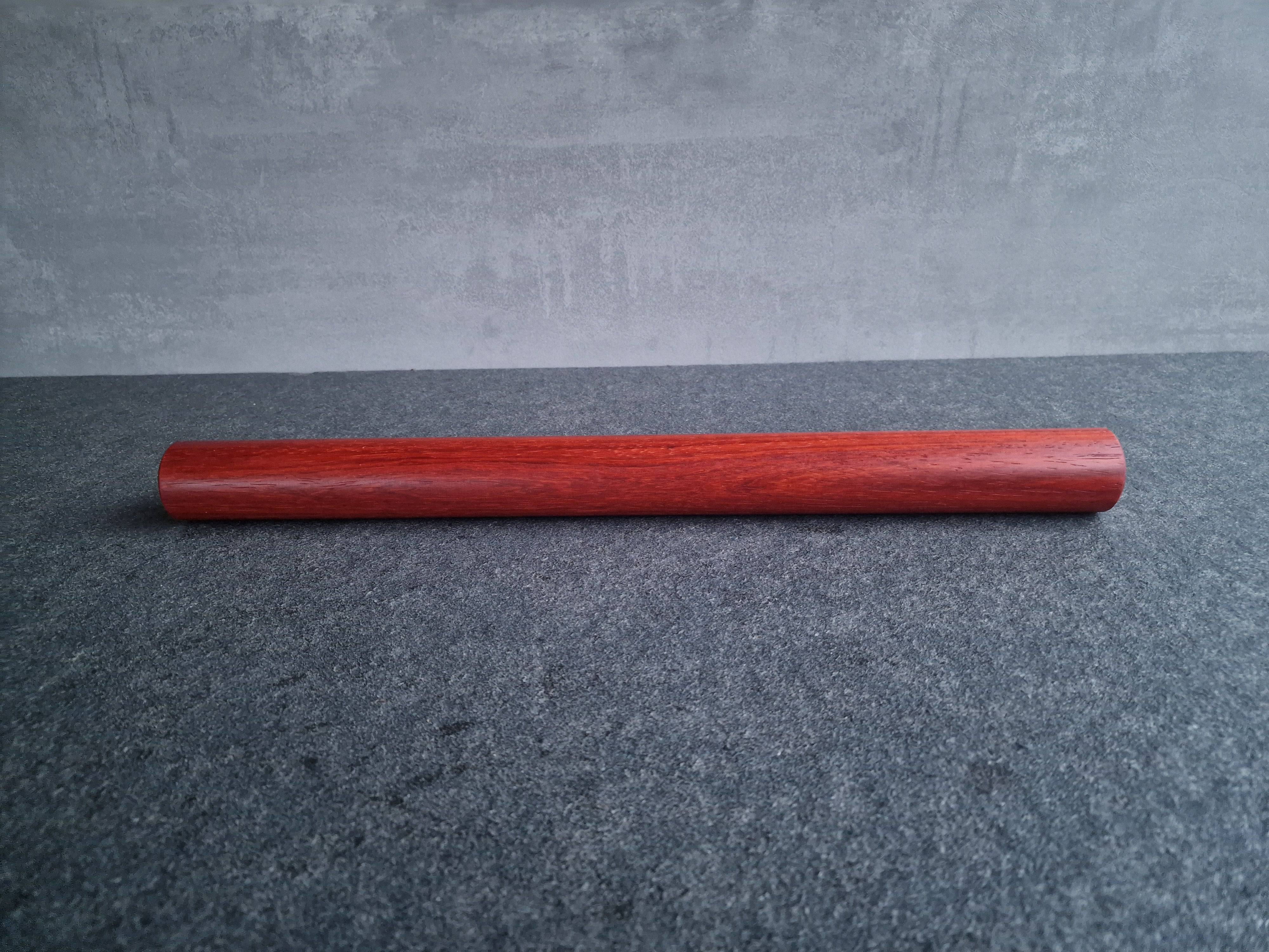 Gedrechselte Teigrolle aus rotem Edelholz Padouk.