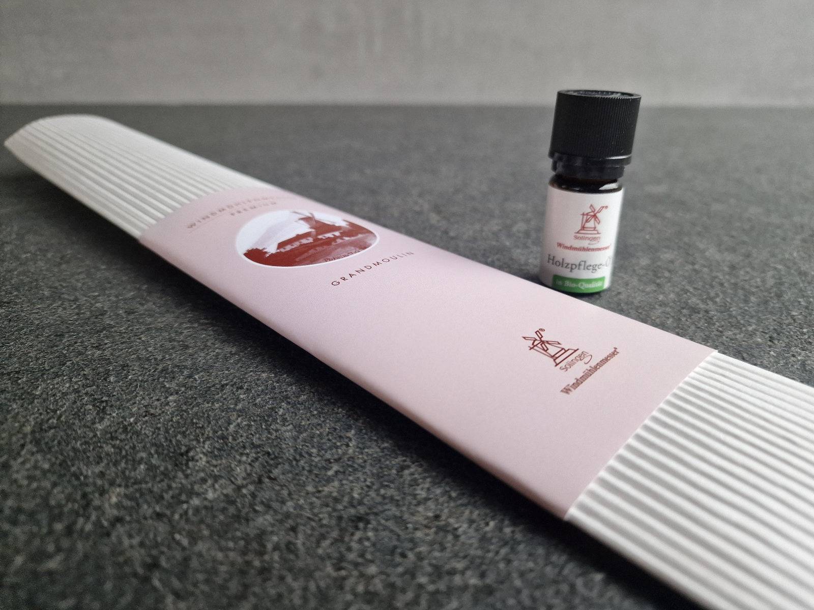 Verpackung für Windmühlenmesser Grand Moulin mit Holzpflegeöl Fläschchen.