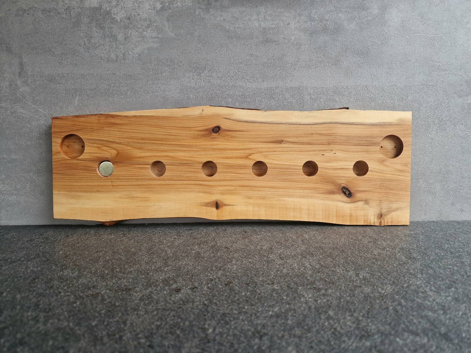 Rückseite eines magnetischen Wandmesserhalters aus edlem Ebenholz.