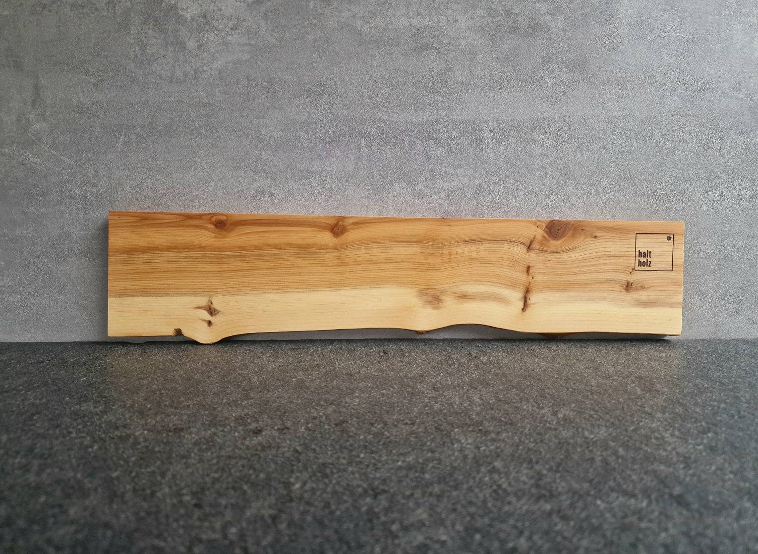 Einzelstück. Magnetischer Wandmesserhalter aus edlem Eibenholz mit Baumkante.