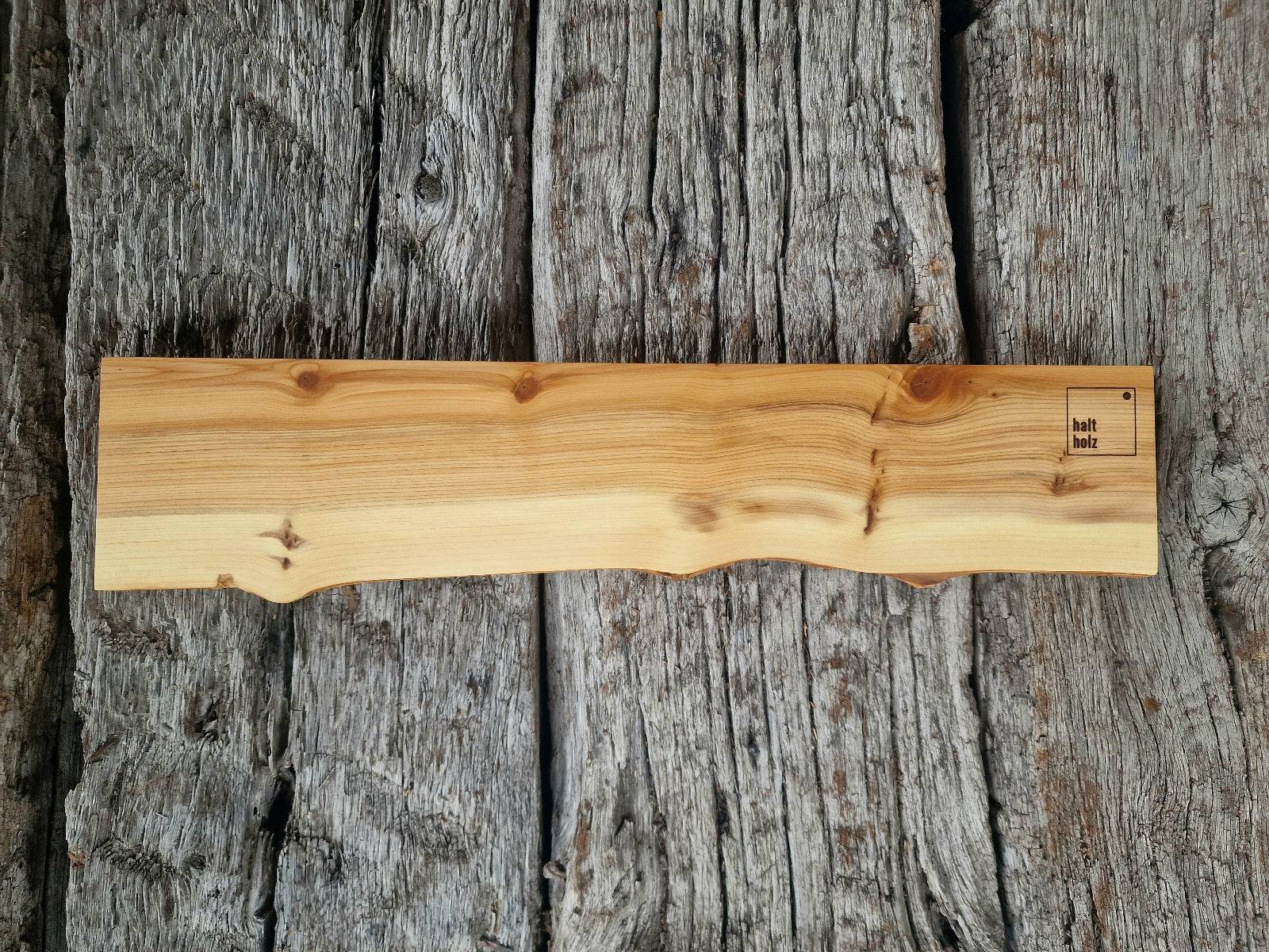 Eibenholz mit toller Maserung. Magnetischer Messerhalter auf alten Eichenbalken.