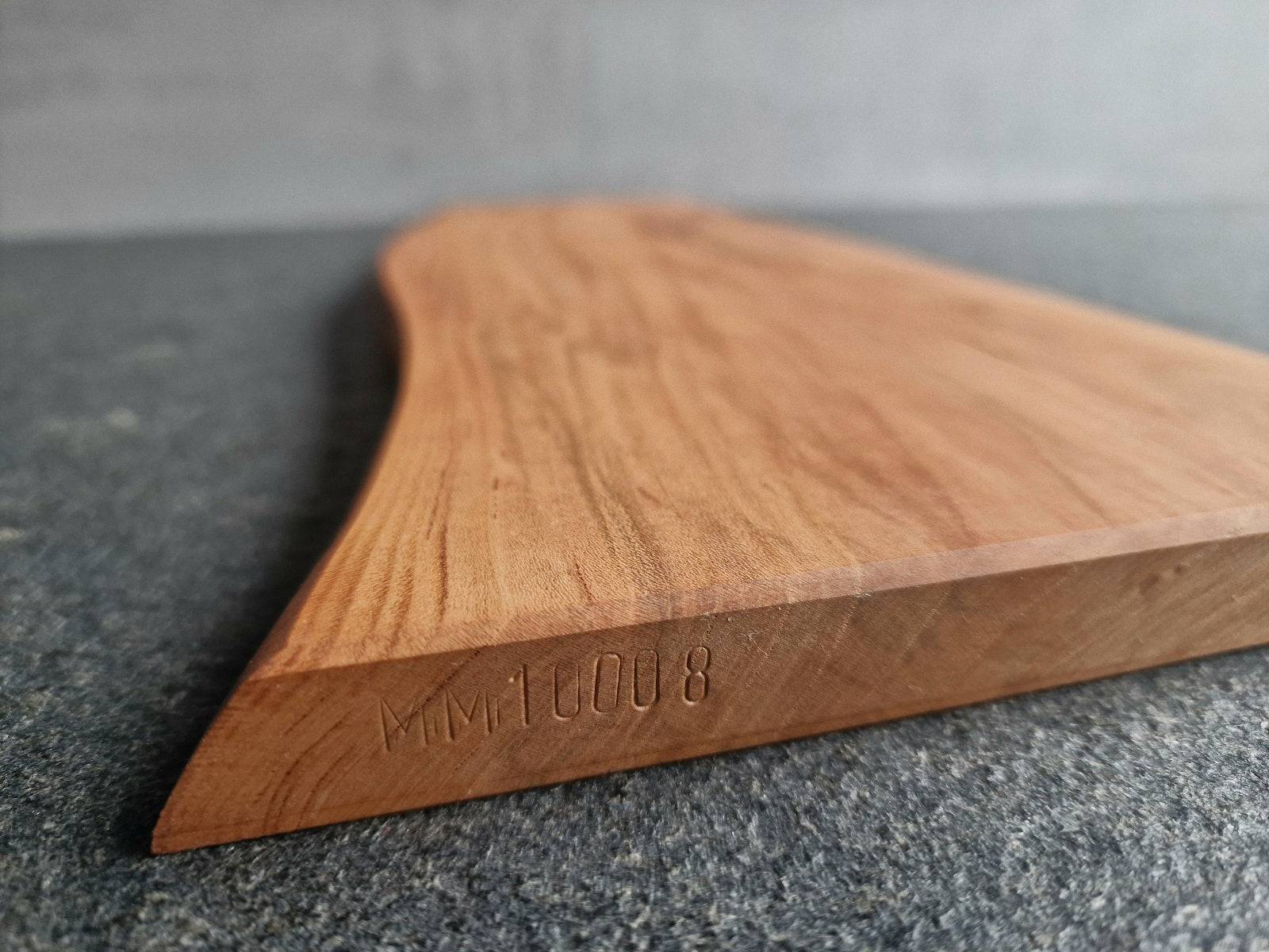 Eingeschlagene Seriennummer eines magnetischen Messerhalters.