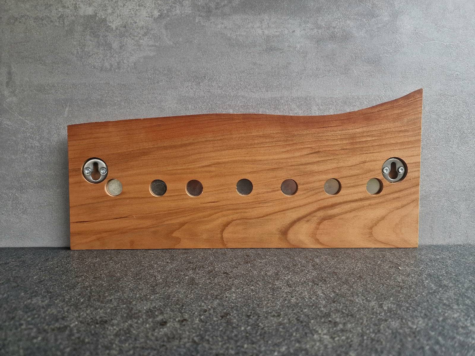 Rückseite eines magnetischen Messerhalters aus Kirschbaum mit einer Baumkante.