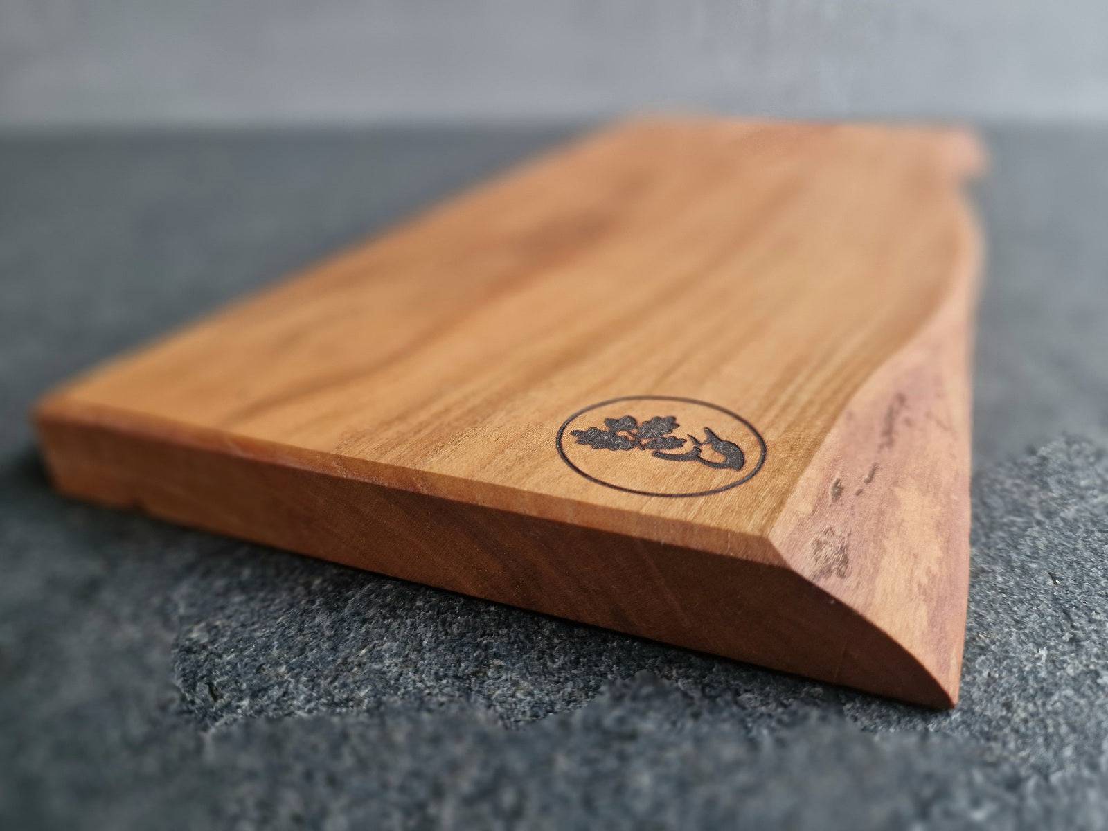 Detailansicht der Baumkante an einem Messerhalter für die Wand.