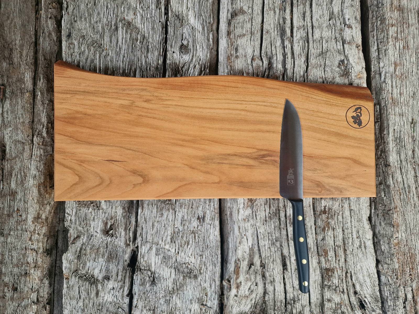 Schön gemaserter magnetischer Messerhalter aus Kirschbaum auf alten Eichenbalken. Dekoriert mit einem Windmühlenmesser K3.