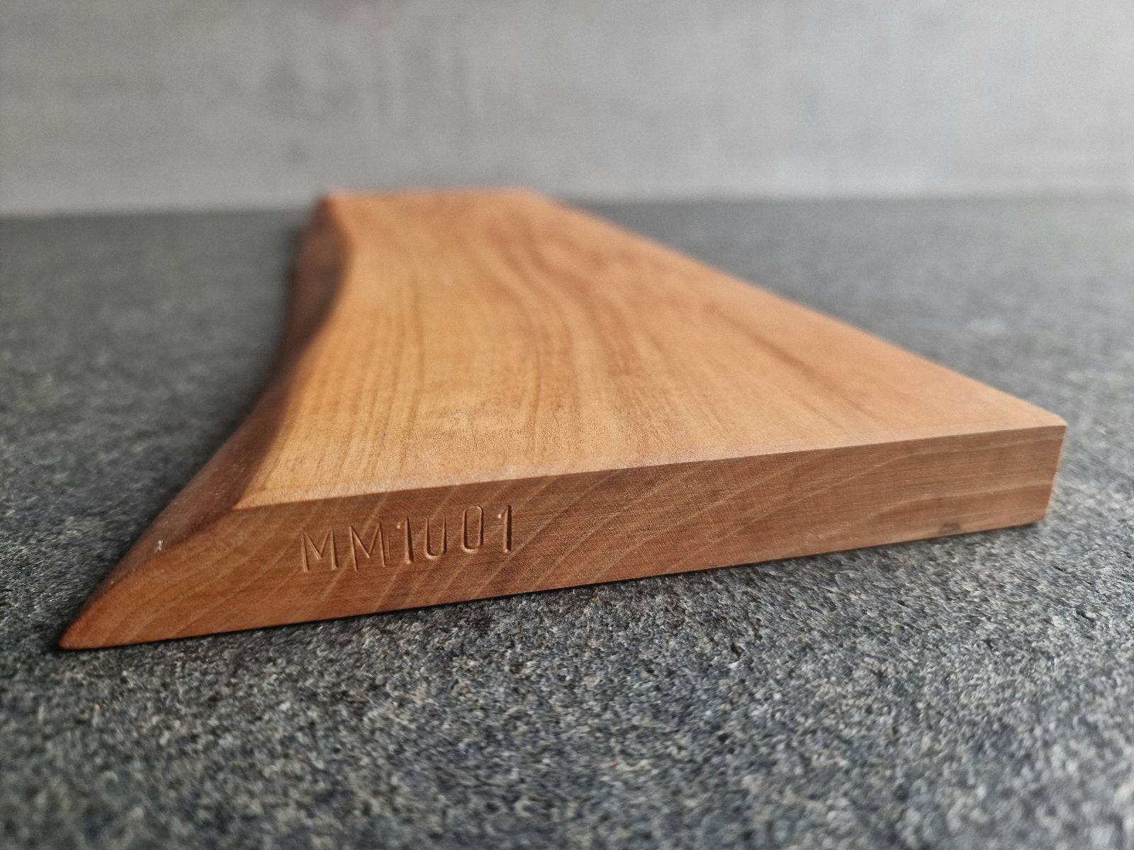 Seriennummer eines magnetischen Messerhalters für die Wand.