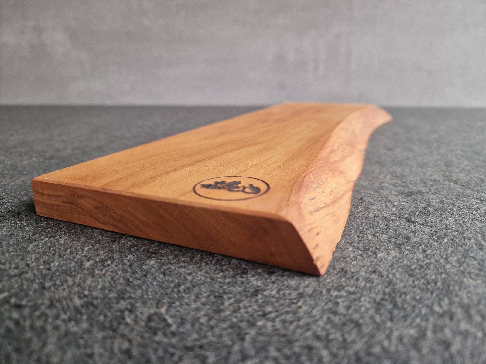 Detailansicht Messerleiste aus Kirschbaum.