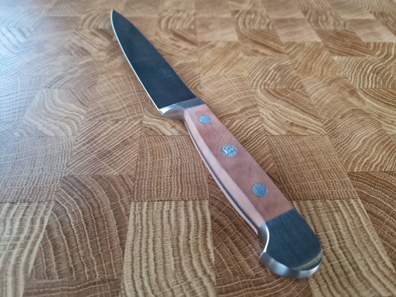 Güde Schinkenmesser auf einem Eiche Hirnholz Schneideblock.