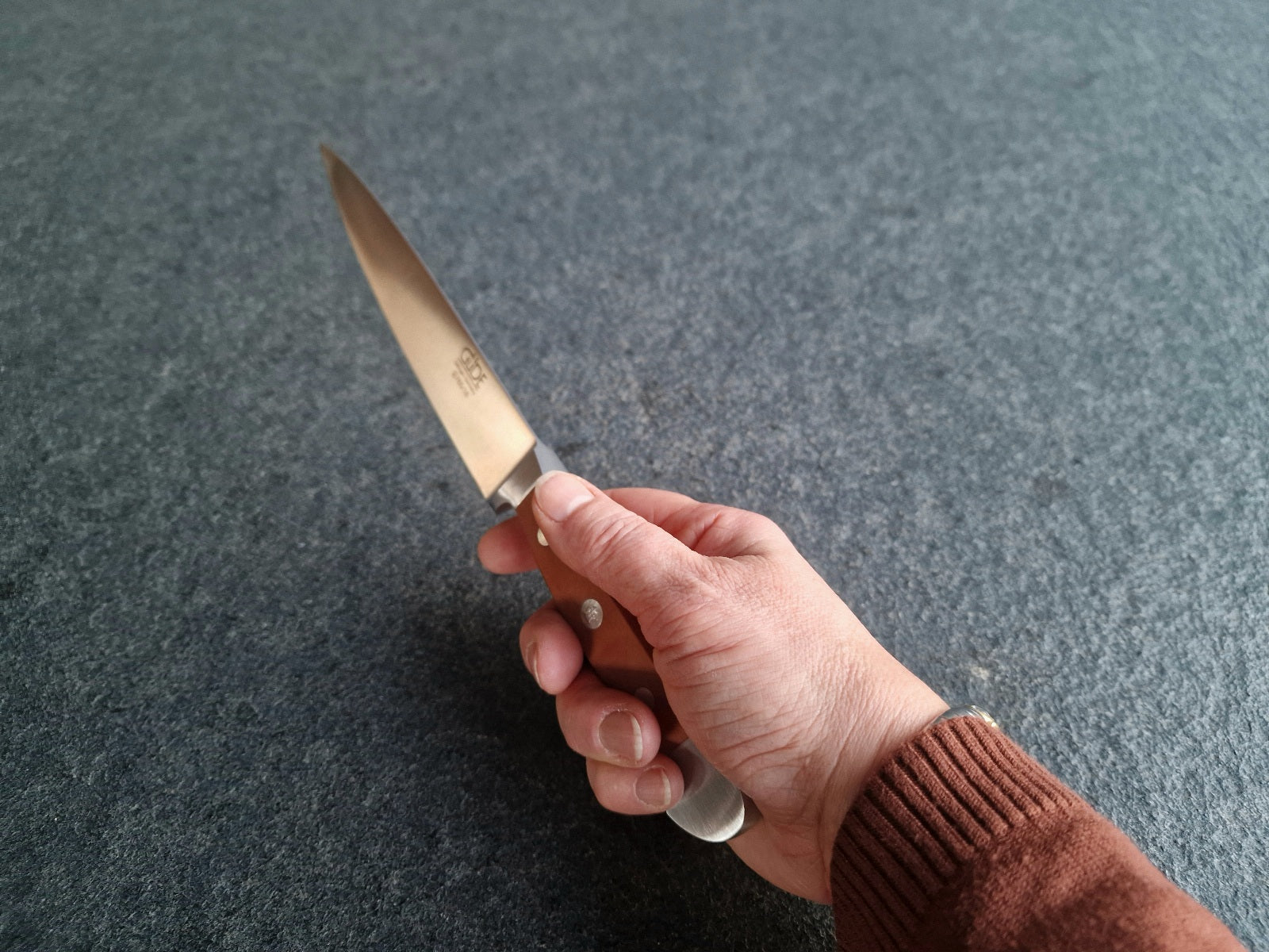 Ein Güde Filiermesser in der Hand gehalten.