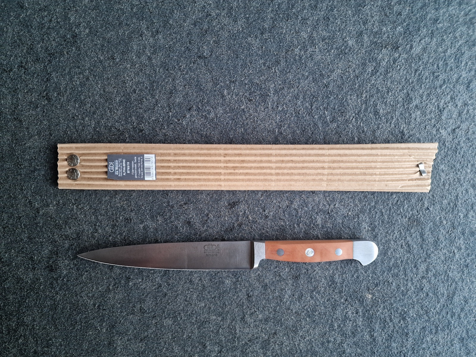 Eine Güde Slicer Messer mit 18 cm Klinge und Wellverpackung.