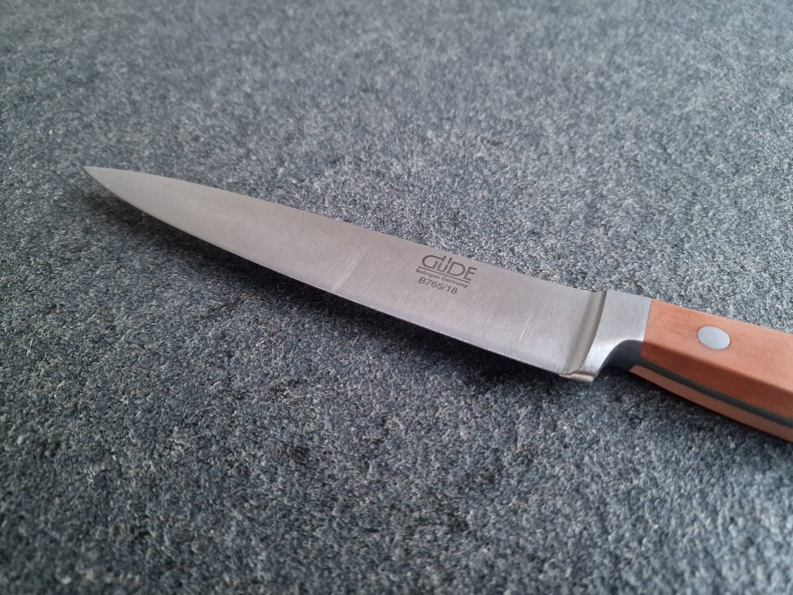 Die Klinge eines Schinkenmessers im Detail.